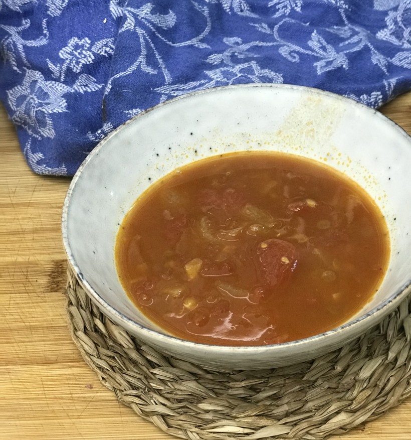 Sopa de tomate con lentejas